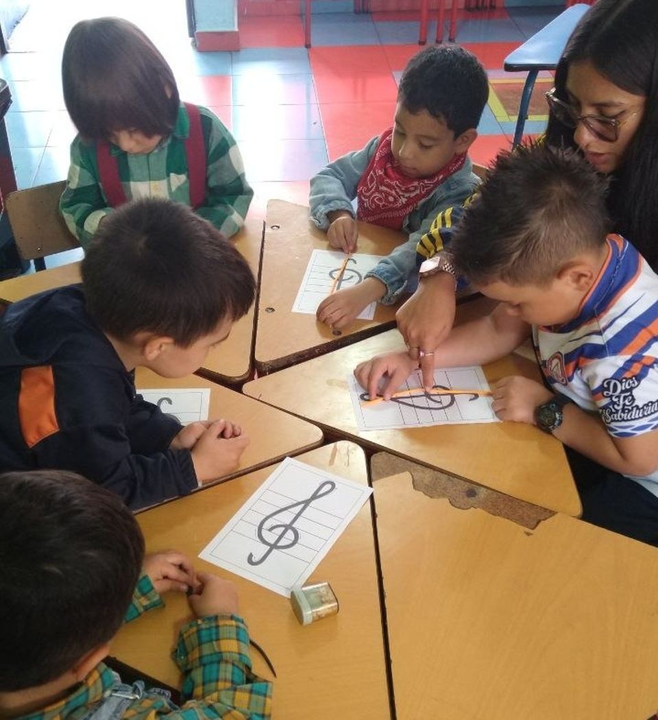 Estudiantes del Colegio Diego Colón en actividad de formación musical